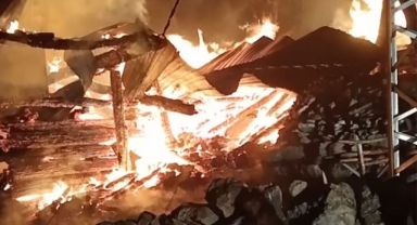 Alevler geceyi aydınlattı: 3 ev ve 1 samanlık küle döndü