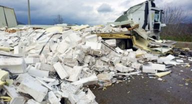 Balık yüklü tır kaza yaptı! Tonlarca balık yola döküldü
