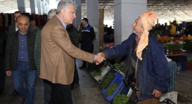 Başkan Engin'den pazar esnafına ziyaret