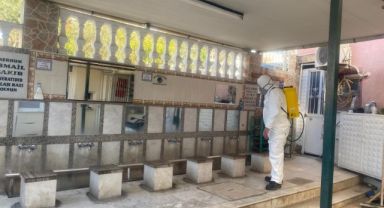 Bayraklı’nın camileri dezenfekte ediliyor