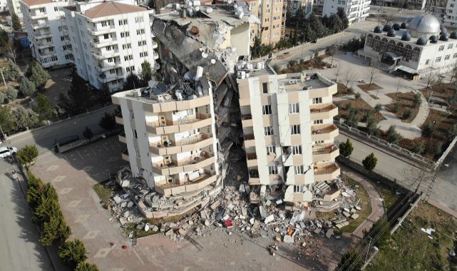 Birbirine yaslanan bloklar devrilmekten kurtuldu