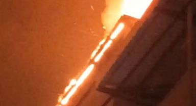 Bursa'da binanın çatısı alev alev yandı