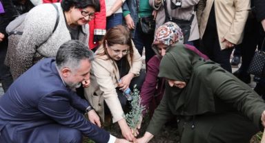 CHP Bayraklı, kadınlar anısına fidan dikti