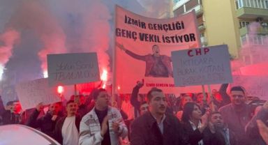 CHP İzmir’in gençlerinden Kotan’a meşaleli kutlama!