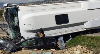 Alman turistleri taşıyan midibüs otomobili ezdi: 1 ölü 24 yaralı