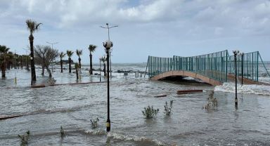 Deprem bölgesi İskenderun'da fırtına denizi taşırdı, yangın çıkardı