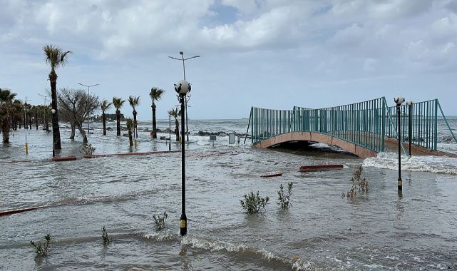 Deprem bölgesi İskenderun'da fırtına denizi taşırdı, yangın çıkardı