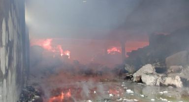 Deprem bölgesinde fabrika yangını