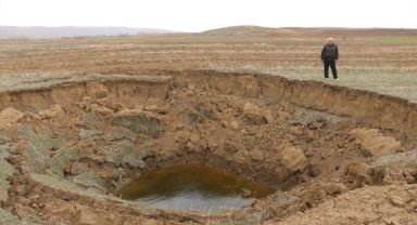 Deprem sonrası oluşan obruk köylüleri korkuttu