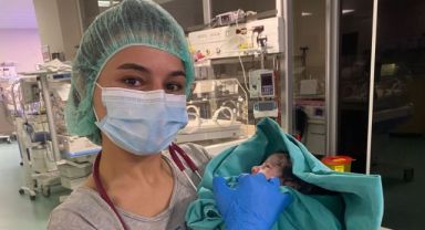 Depremzede aile bebeklerine İzmirli doktorun adını verdi