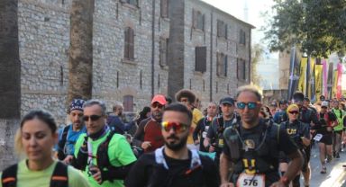 Efes Ultra Maraton koşuldu: Sporcular depremzedeleri unutmadı!