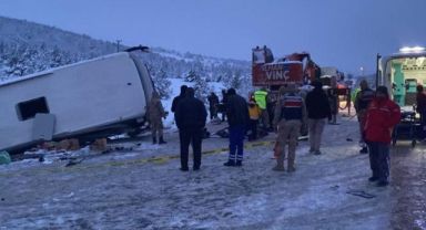Erzincan'da yolcu otobüsü şarampole devrildi: 2 ölü, 21 yaralı