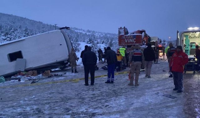 Erzincan'da yolcu otobüsü şarampole devrildi: 2 ölü, 21 yaralı