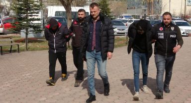 Fiorentinalı futbolcunun burnunu kıran ve sahaya giren iki taraftar tutuklandı