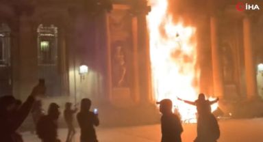 Fransa'da Bordeaux Belediye binası ateşe verildi