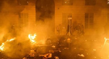 Fransa'da emeklilik reformu protestolarında 310 gözaltı