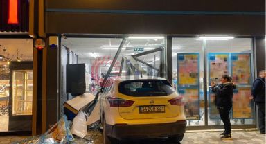 Fren yerine gaza bastı, markete daldı