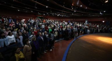 Güçlü Kadınlar Narlıdere’de depremzedeler için sahne aldı