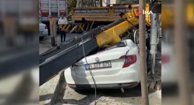 İnşaatta kullanılan vinç otomobilin üzerine devrildi