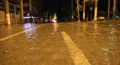 İskenderun'da deniz taştı, caddeler göle döndü