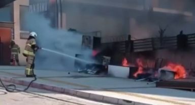 İşten çıkarılan apartman görevlisi sinir krizi geçirip bütün eşyalarını yaktı