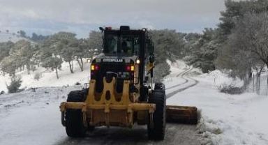 İzmir Büyükşehir Belediyesi ekipleri karla mücadele için sahada 