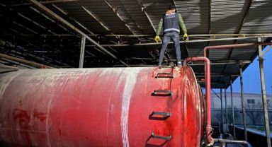 İzmir'de fabrikada 254 ton kaçak akaryakıt ele geçirildi