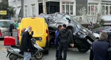 İzmir’de iki araç kafa kafaya çarpıştı: 1 yaralı