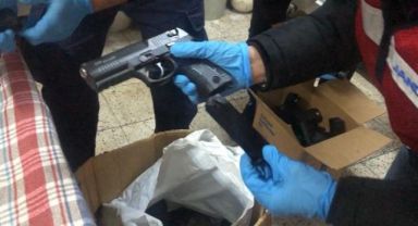 İzmir'de jandarmadan silah deposuna baskın