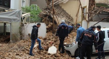 İzmir'de metruk bina bir aracın üstüne çöktü