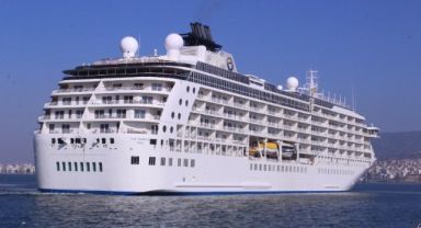 İzmir'e yılın ilk gemisi geldi