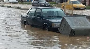 İzmir'i sağanak vurdu, yollar göle döndü!