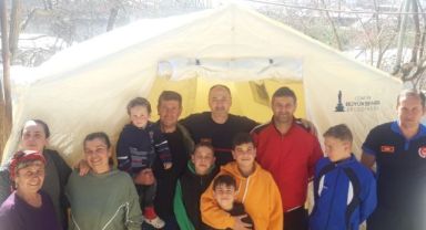 İzmir’in itfaiye personeli depremde evi yıkılan askerlik arkadaşının yardımına koştu