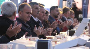 İzmirliler ve depremzedeler iftar sofrasında buluştu