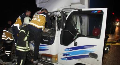 Kamyonet, aynı yönde seyreden tıra arkadan çarptı: 1 ölü, 1 ağır yaralı