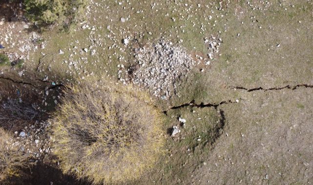 Kar, eridi 300 metrelik fay kırığı ortaya çıktı