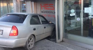 Kazada savrulan otomobil iş yerine girdi