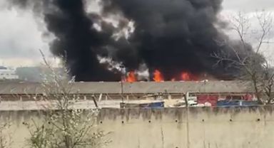 Kocaeli'de temizlik ürünlerinin üretildiği fabrika alevlere teslim oldu