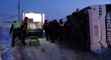 Kontrolden çıkan yolcu otobüsü devrildi: 1 ölü, 25 yaralı
