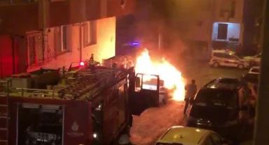 Park halindeki otomobil alev aldı