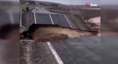 Sel suları Hilvan - Bozova yolunu yuttu