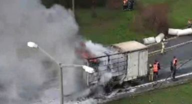 TEM Otoyolu'nda lastiği patlayan tır alev aldı