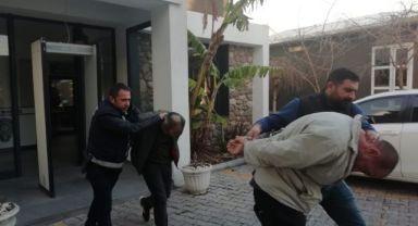 Urla'da uyuşturucu sattığı tespit edilen iki kişiye suçüstü