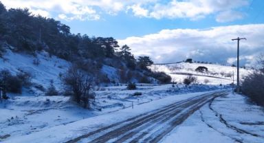 Yoğun kar yağışı nedeniyle Spil Dağı Milli Parkı'nın yolları kapandı