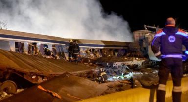 Yunanistan'da iki tren çarpıştı: 32 ölü, 85 yaralı