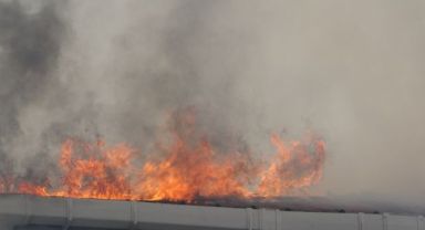 3 katlı iki binanın çatısı alevlere teslim oldu
