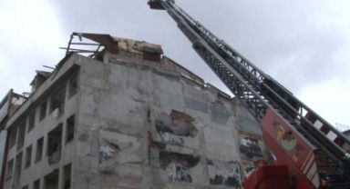 5 katlı binanın çatısı çöktü: 1 yaralı