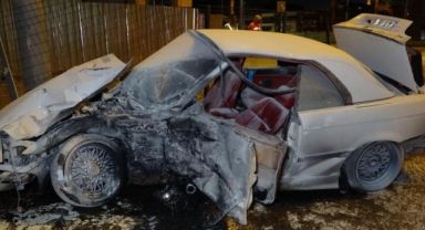 Alev alan otomobildeki sürücü yanmaktan son anda kurtarıldı