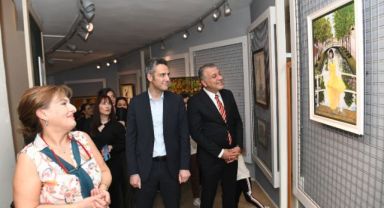 Babasının boyalarıyla sergi açtı