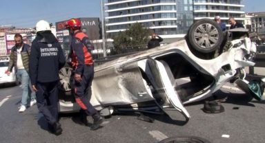 Bariyerlere çarpan araç takla attı: 1 yaralı